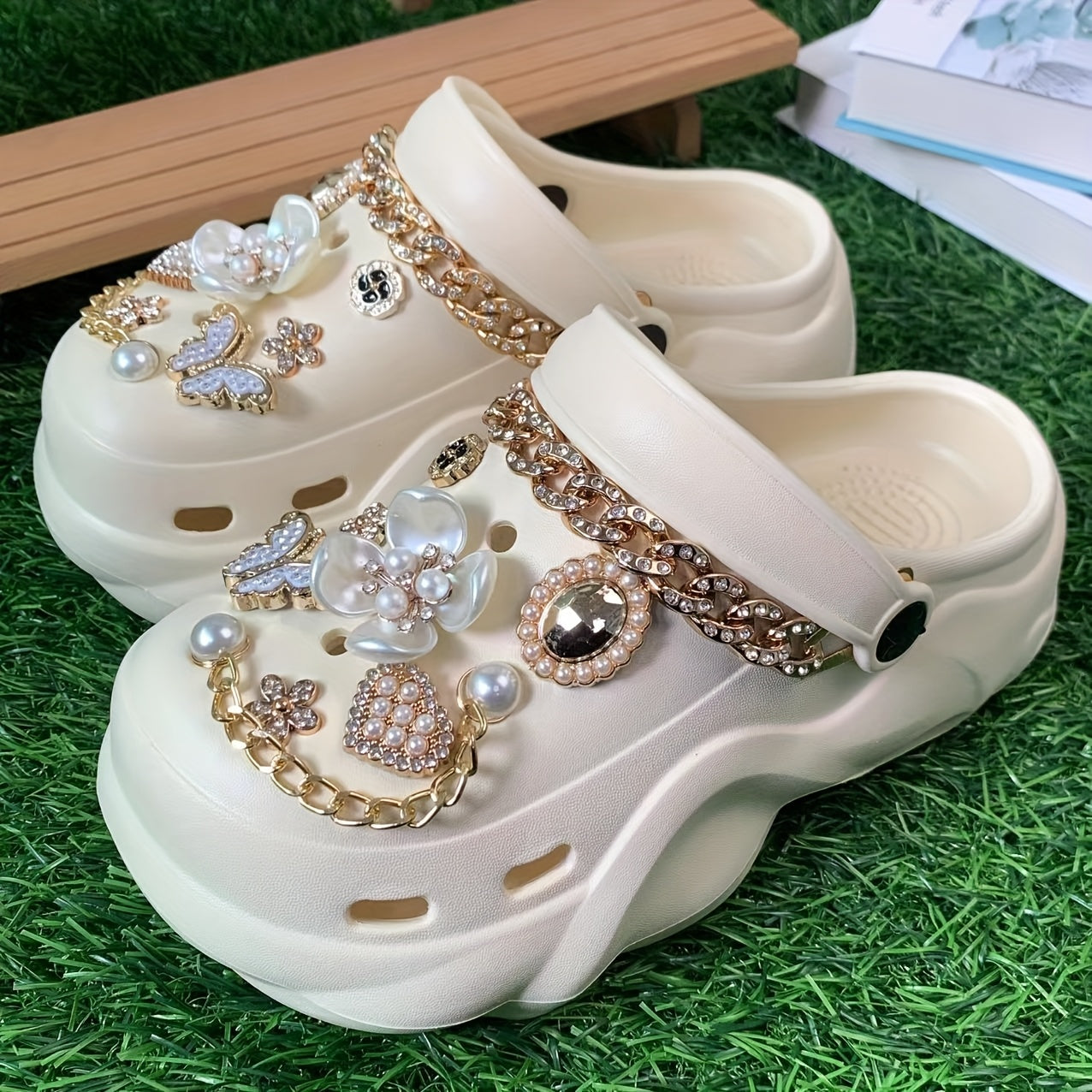 Fashionable And Trendy Women'S EVA Slip-On Shoes for Summer, Featuring Versatile And Stylish Hole Designs. The Shoes Are Adorned with White Five-Petal Flower Butterflies And Rhinestone Chains, Making Them Suitable for Home, B